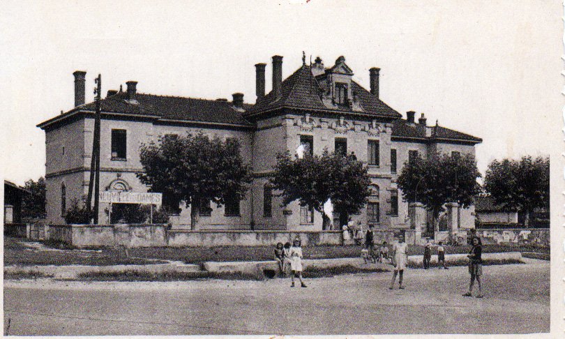 Mairie et école des garçons  de Neuville les Dames dans la Dombes