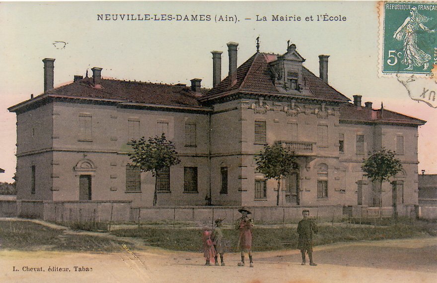 La mairie et l'école des garçons de Neuville les Dames dans la Dombes
