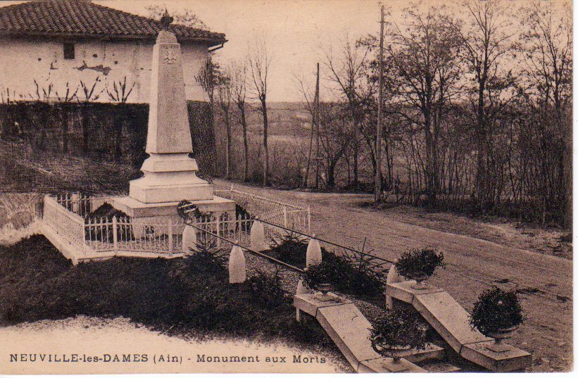 Monument aux morts de Neuville les Dames en octobre 1922