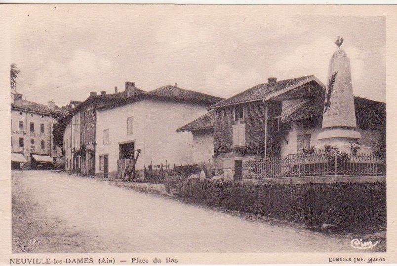 Place du bas à Neuville les Dames en 1943