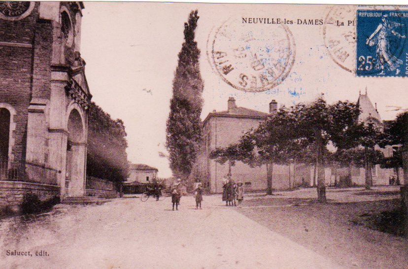 Place de l'église à Neuville les Dames dans la Dombes en 1922
