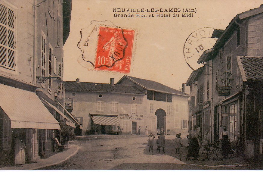 Grande rue à Neuville les Dames dans la Dombes