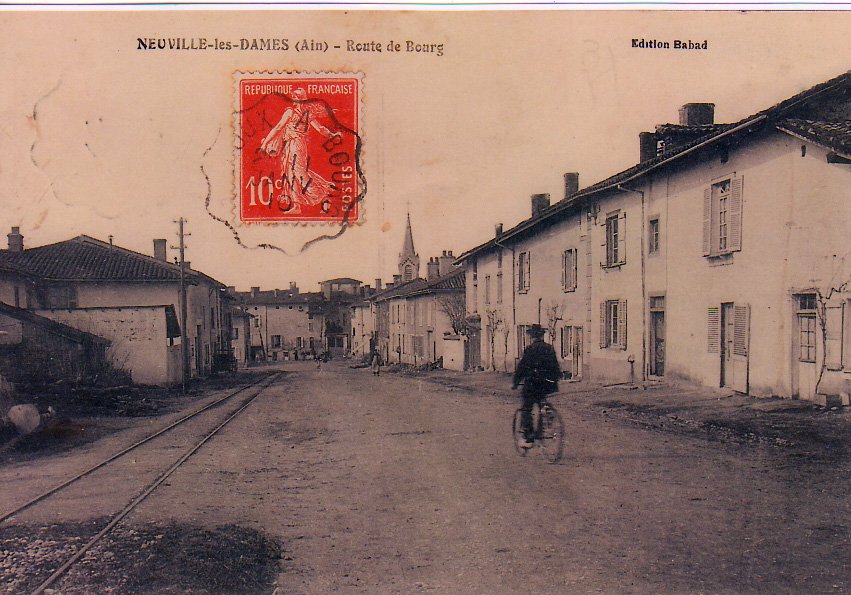 Grande rue à Neuville les Dames dans la Dombes en 1910
