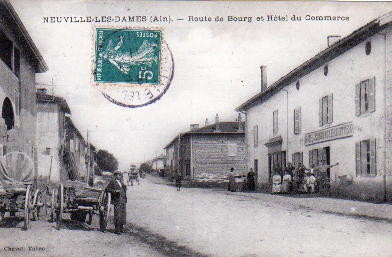 Route de Bourg et Hôtel du Commerce à Neuville les Dames dans la Dombes en 1911