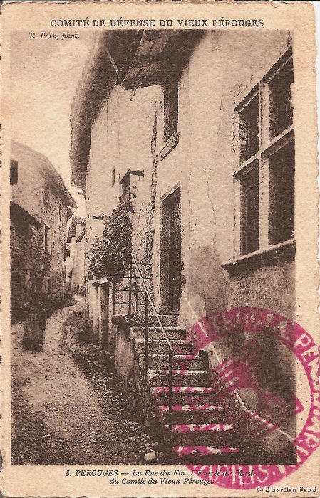 La rue du For à Pérouges dans la Dombes