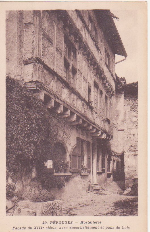 L'hostellerie avec sa façade du XIIème siècle avec encorbellement et pans de bois à Pérouges dans la Dombes
