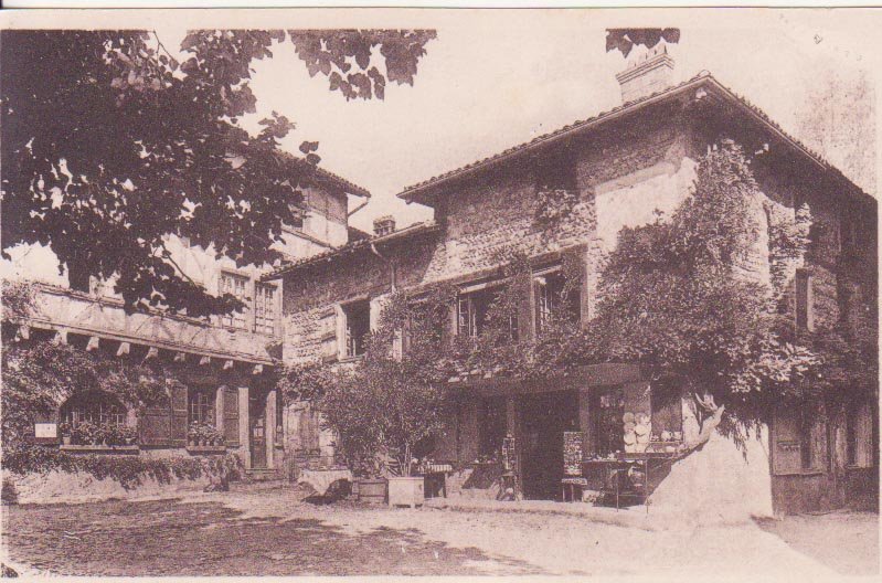 Place de la Halle avec le cadran solaire