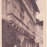 L'hostellerie avec sa façade du XIIème siècle avec encorbellement et pans de bois à Pérouges dans la Dombes