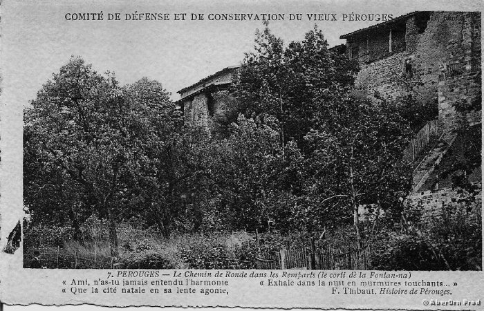 Le chemin de ronde dans les remparts de Pérouges dans la Dombes