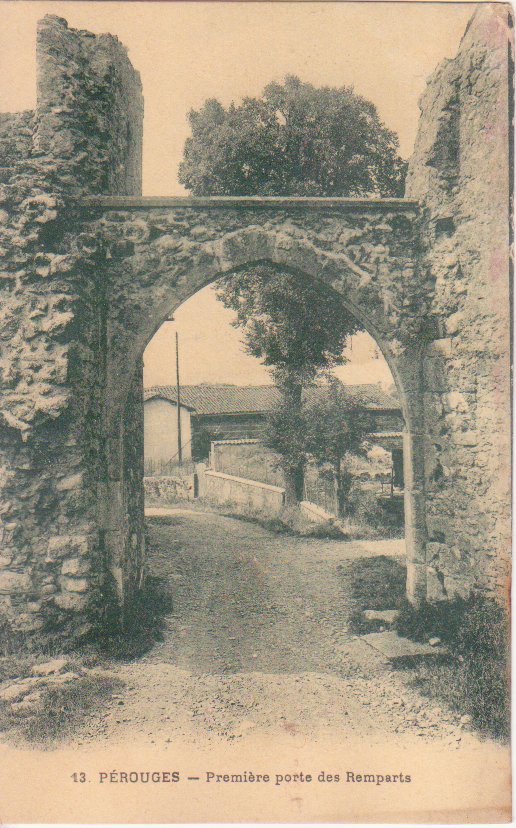 Première porte des remparts de la cité de Pérouges dans la Dombes