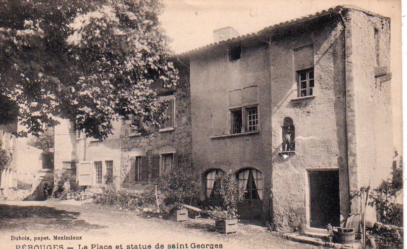 La place et la statue de saint Georges à Perouges dans la Dombes