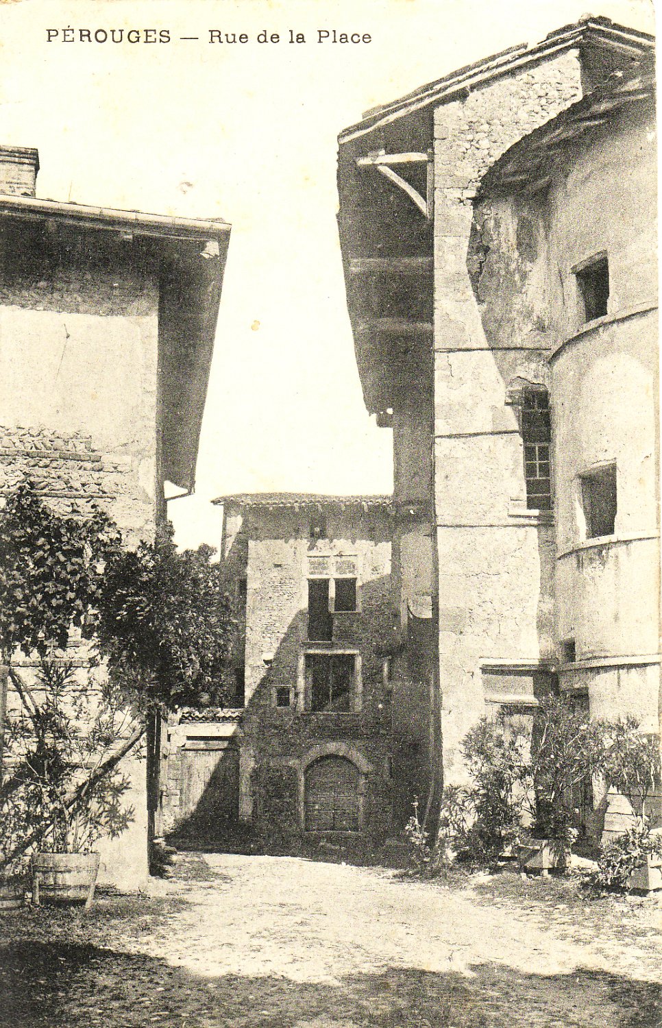 Rue de la Place à Pérouges dans la Dombes