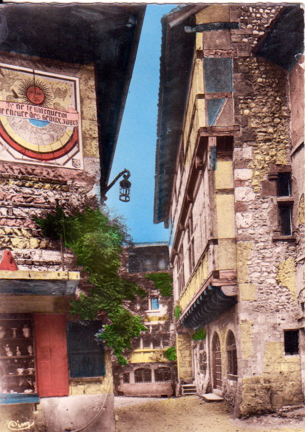 Cadran solaire et maison de madame de Villeneuve à Pérouges dans la Dombes