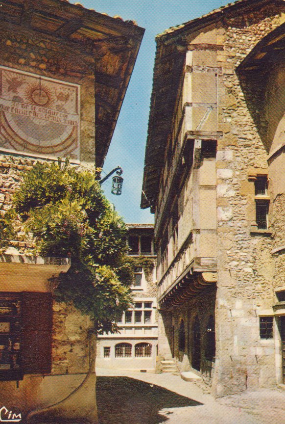 Le cadran solaire - la maison Cazin et au fond le Manoir de Pérouges dans la Dombes en 1974