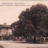 Tilleul séculaire Place de la Halle à Pérouges dans la Dombes Tilleul séculaire Place de la Halle à Pérouges dans la Dombes