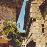 Le cadran solaire - la maison Cazin et au fond le Manoir de Pérouges dans la Dombes en 1974 Le cadran solaire - la maison Cazin et au fond le Manoir de Pérouges dans la Dombes en 1974