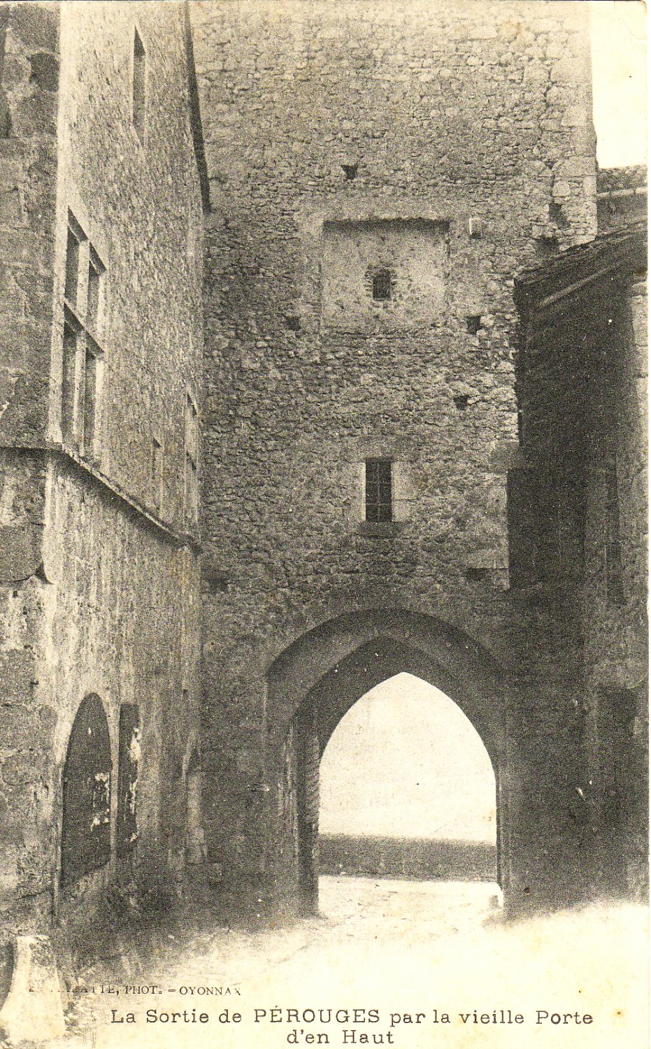 La sortie de Pérouges dans la Dombes par la vieille Porte d'en haut en 1915