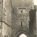 La sortie de Pérouges dans la Dombes par la vieille Porte d'en haut en 1915