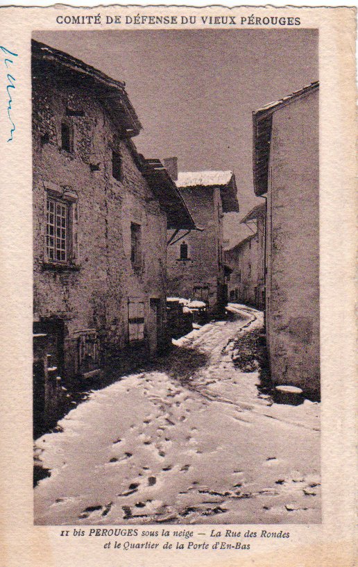 La rue des Rondes et la quartier de la porte d'en Haut sous la neige à Pérouges dans la Dombes