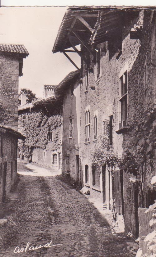 Rue des Rondes et les vieux Logis et le grenier à sel
