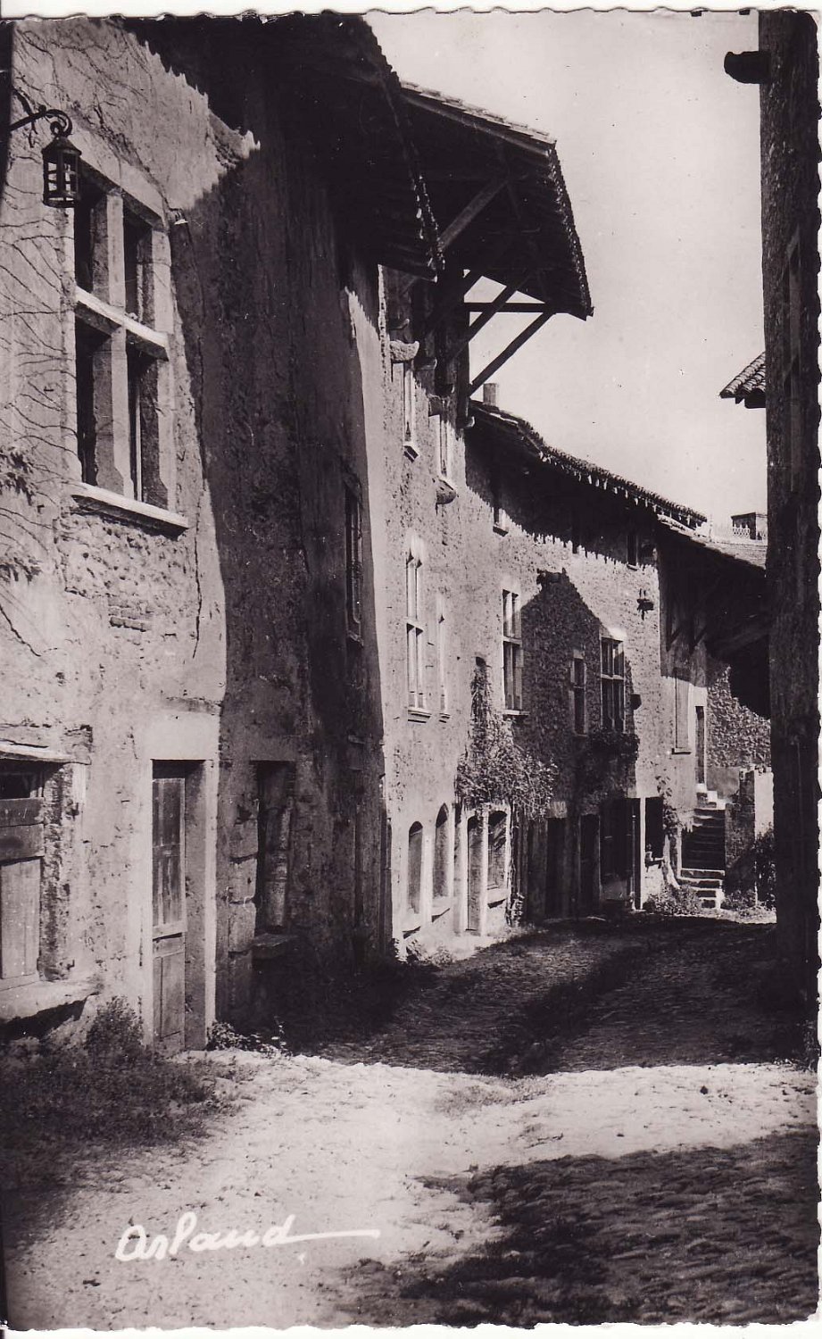 La rue des Rondes à Perouges dans la Dombes