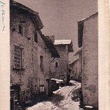 La rue des Rondes et la quartier de la porte d'en Haut sous la neige à Pérouges dans la Dombes La rue des Rondes et la quartier de la porte d'en Haut sous la neige à Pérouges dans la Dombes