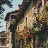 Le chemin de ronde à Pérouges dans la Dombes Le chemin de ronde à Pérouges dans la Dombes