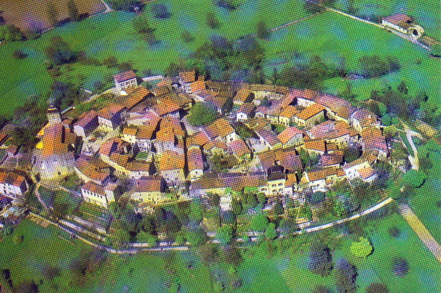 Vue générale de Pérouges dans la Dombes