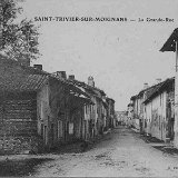 La grande rue à Saint Trivier sur Moignans