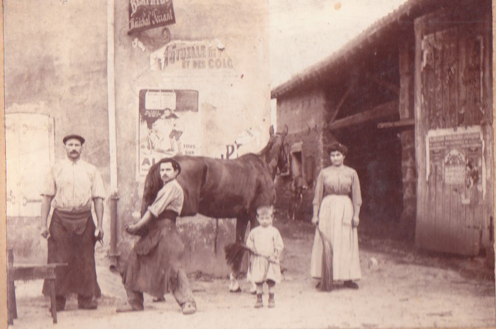 La famille Berthier devant sa forge à Saint Didier sur Chalaronne en 1910