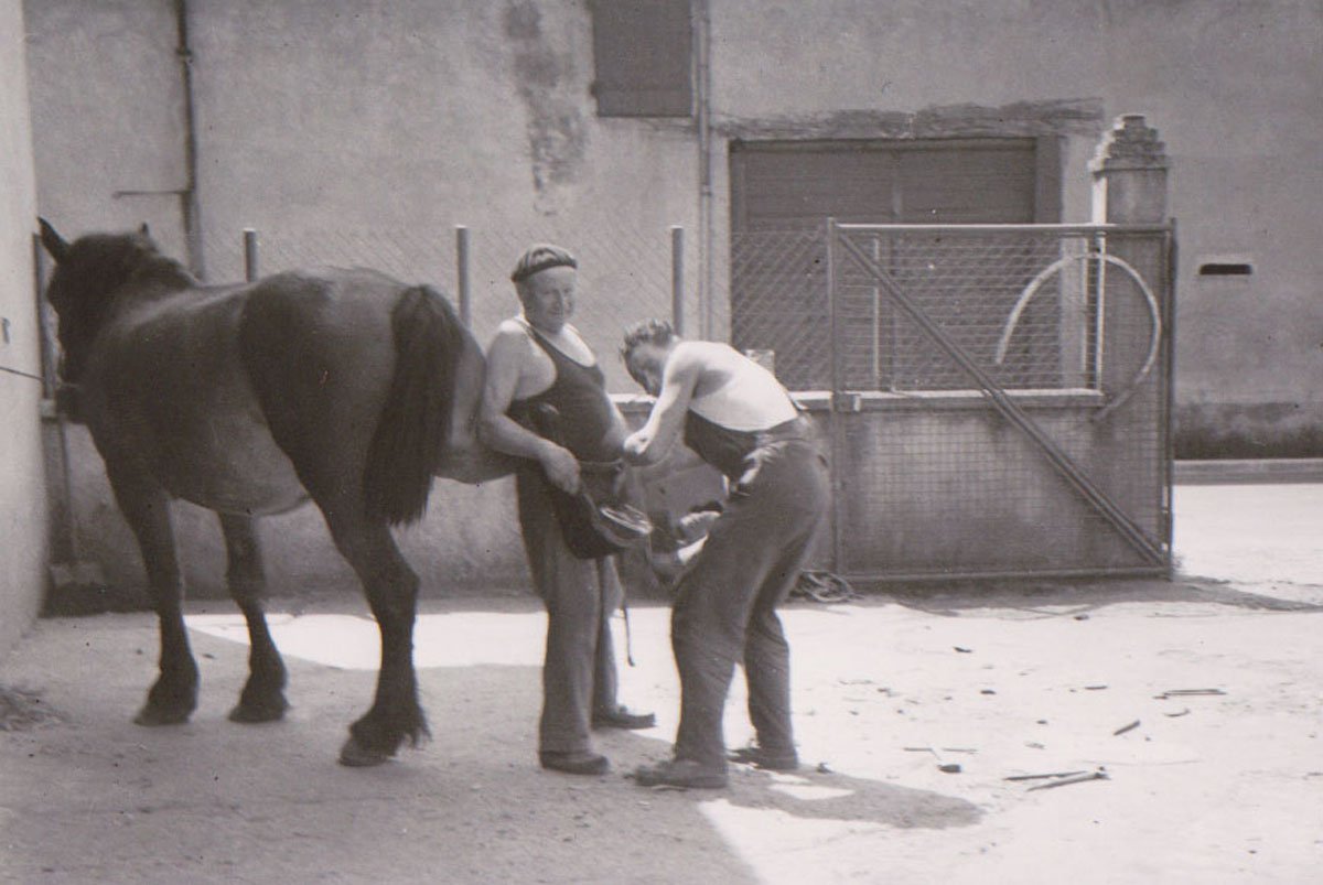 Monsieur Berthier au travail dans sa forge à Saint Didier sur Chalaronne