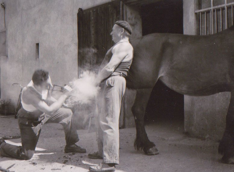 Monsieur Berthier au travail dans sa forge à Saint Didier sur Chalaronne