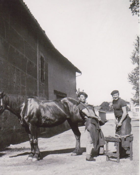 Monsieur Berthier au travail dans sa forge à Saint Didier sur Chalaronne