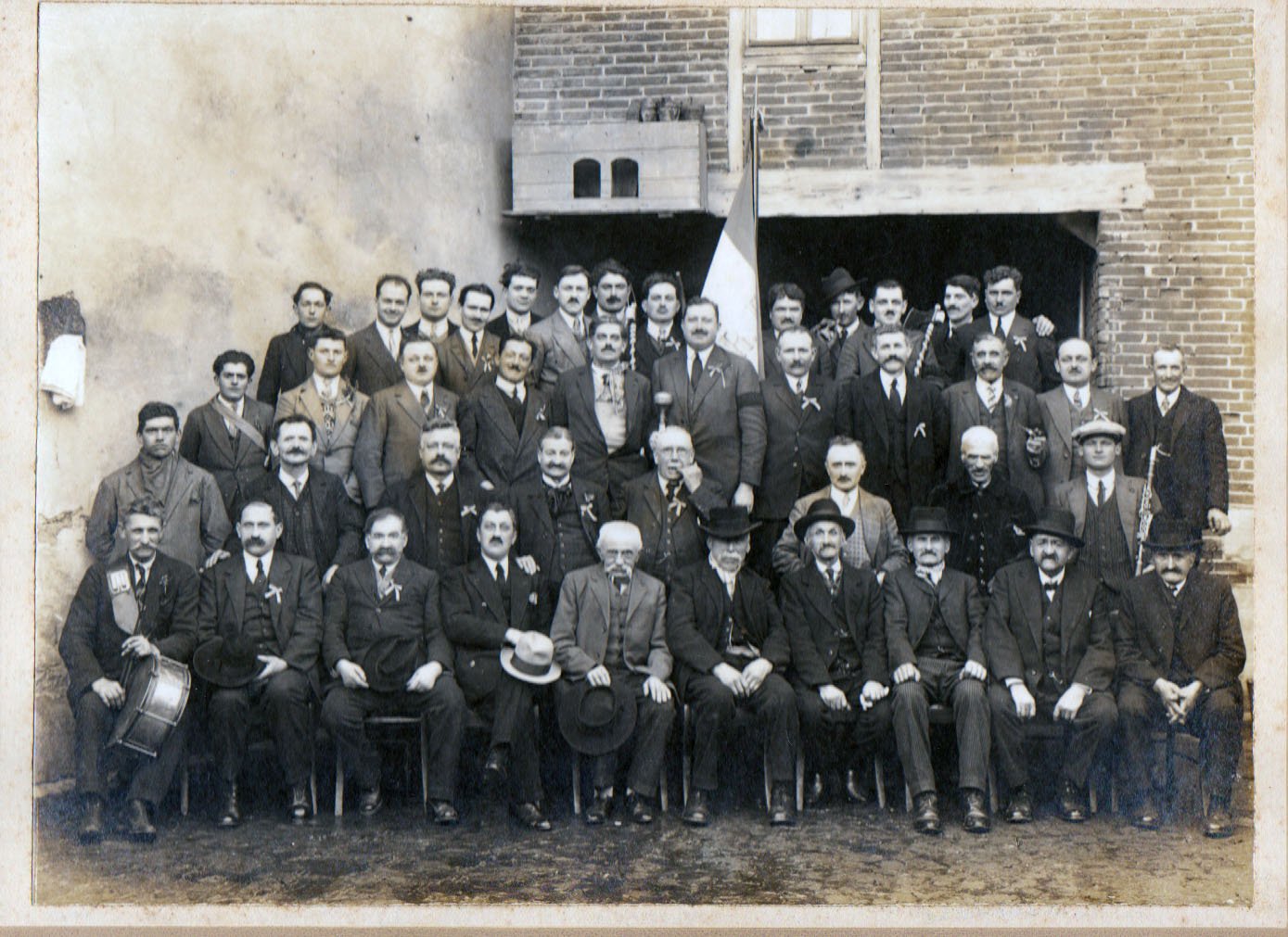 Un groupe de conscrits en 1936 à Saint Didier sur Chalaronne dans la Dombes