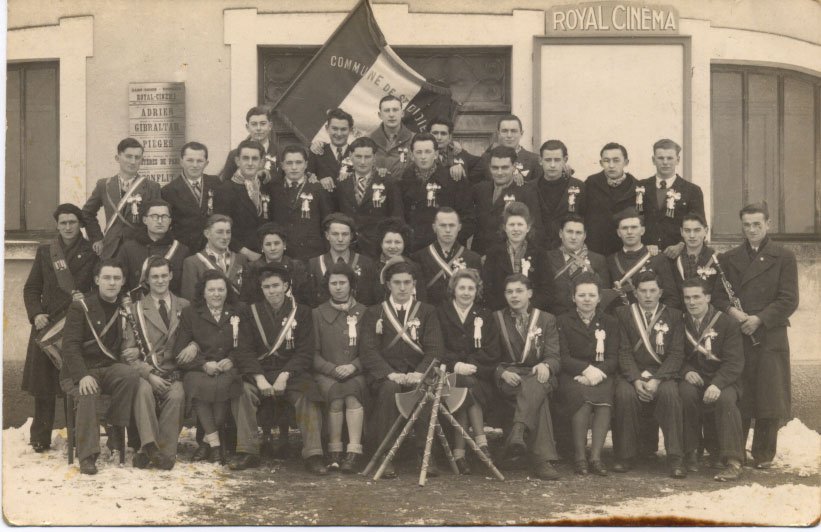 Un groupe de conscrits en 1946 à Saint Didier sur Chalaronne dans la Dombes