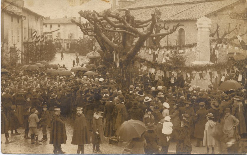 Inauguration du Monument aux morts en Novembre 1920 à Saint Didier sur Chalaronne dans la Dombes