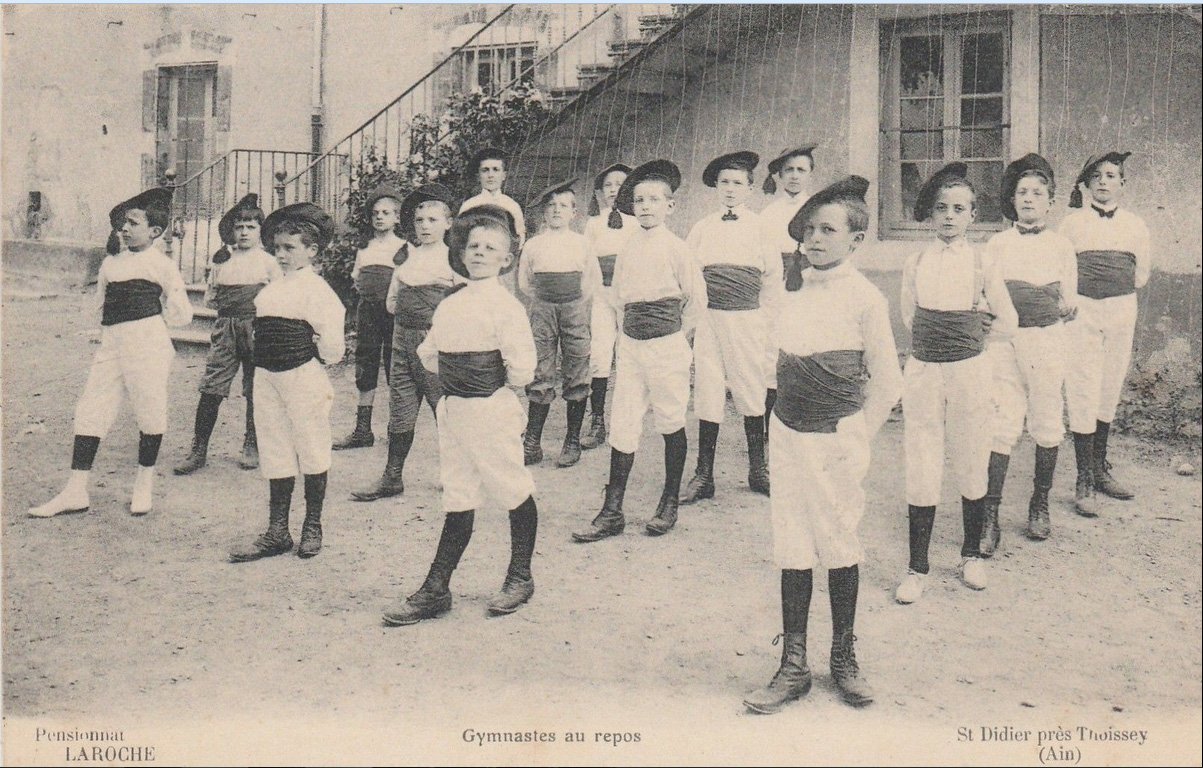 Pensionnat_Laroche_Gymnastes_au_repos