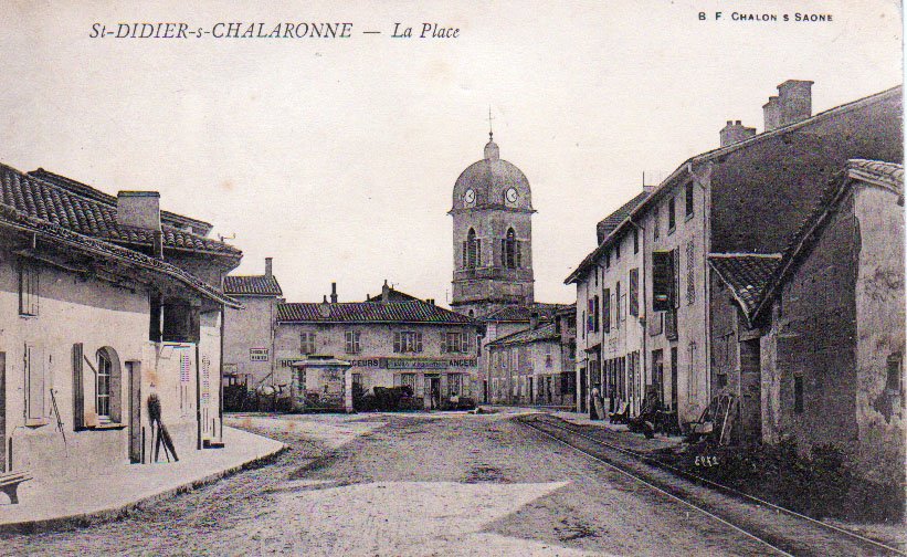 La place de Saint Didier sur Chalaronne dans la Dombes en 1908