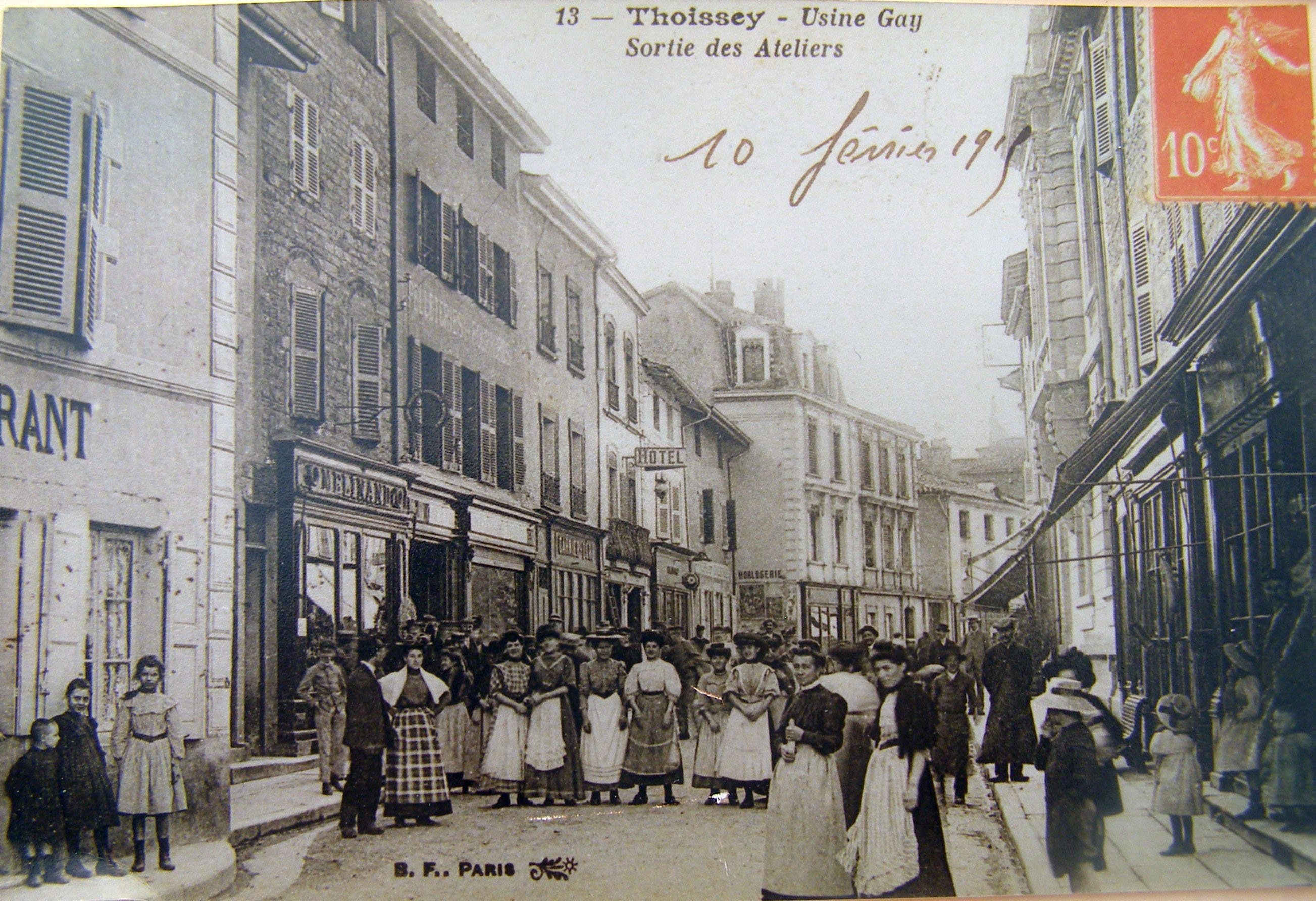 Sortie des ateliers de l'usine Gay à Thoissey dans la Dombes en 1915