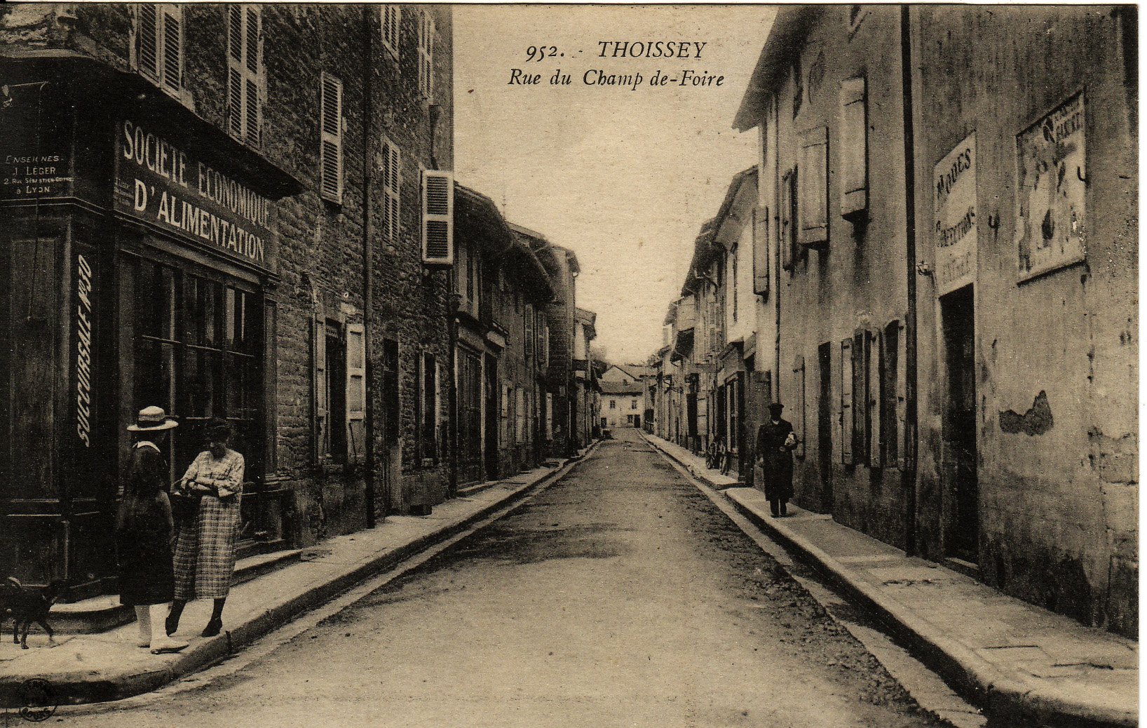 Rue du Champ de foire à Thoissey dans la Dombes en 1920