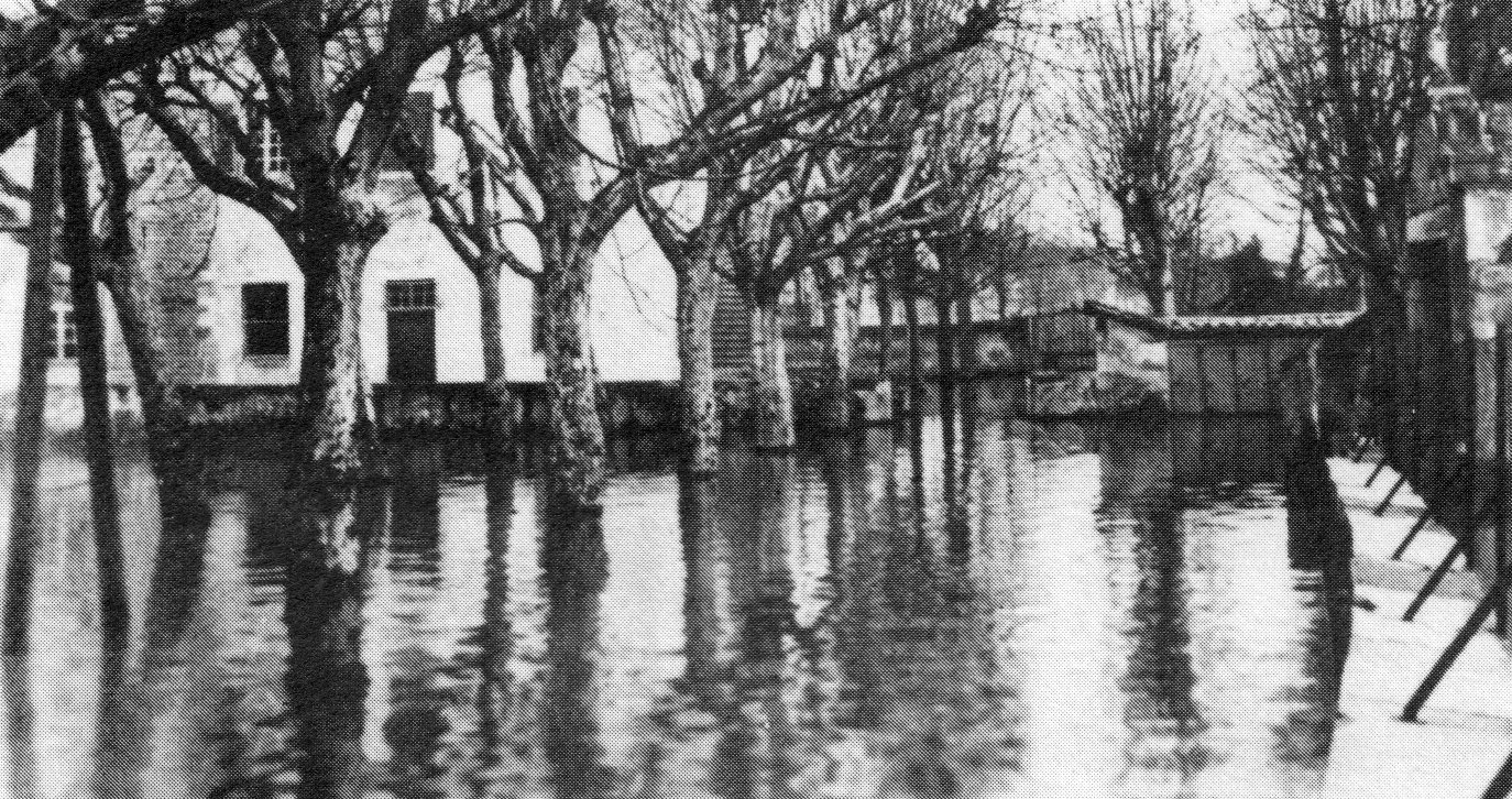 Inondation du 20 au 24 janvier 1910 la cour du Collège à Thoissey dans la Dombes
