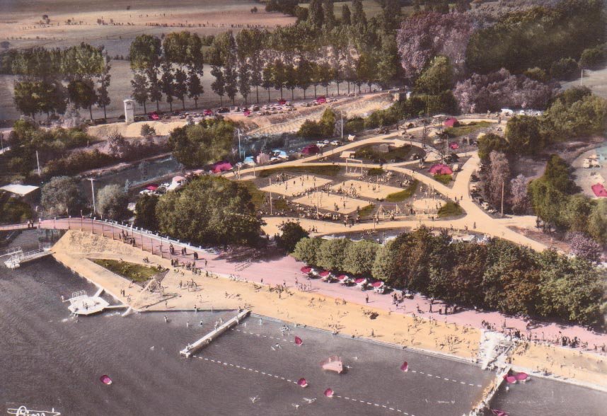 Vue aérienne de la piscine la plage et le camping de Thoissey dans la Dombes