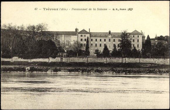 Vue générale du pensionnat de la Sidoine à Trévoux dans la Dombes