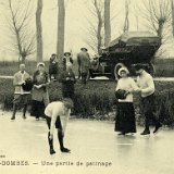 Une partie de patinage sur un étang près de Villars les Dombes Une partie de patinage sur un étang près de Villars les Dombes