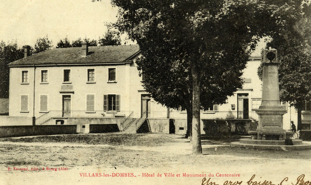 Hôtel de ville et le monument du centenaire en 1904