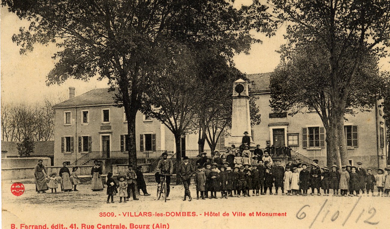 La mairie et le monument du centenaire à Villars les Dombes en 1912