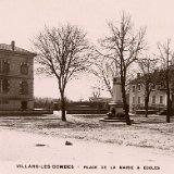 La mairie et le monument du centenaire à Villars les Dombes 