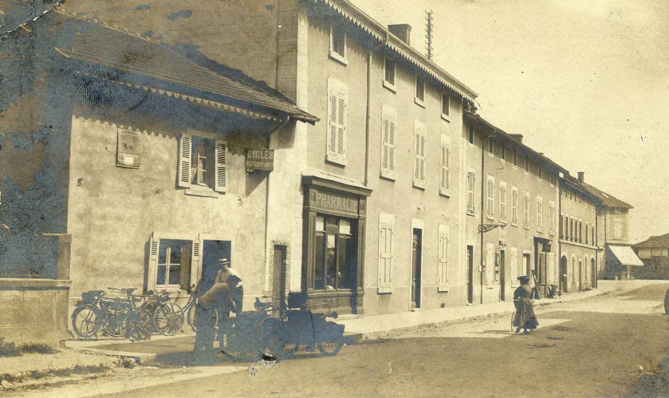 Route de Lyon à Villars les dombes - Pharmacie Bouillu en 1908