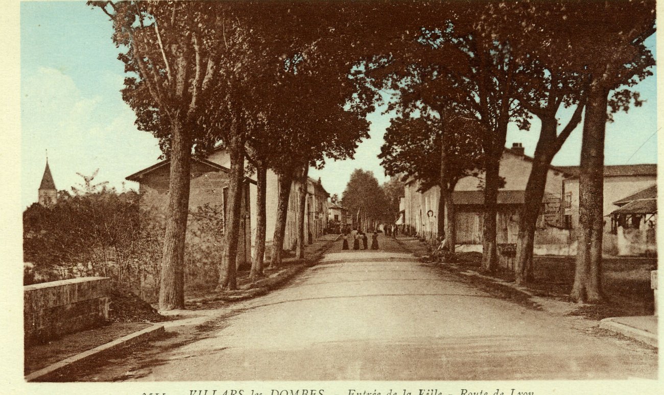 Entrée du village de Villars les Dombes, Route de Lyon en 1908