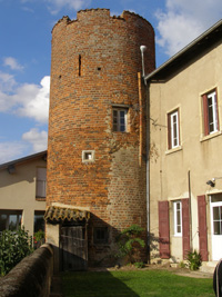 Tour ronde du chteau d'Ambrieux en Dombes dans la Dombes